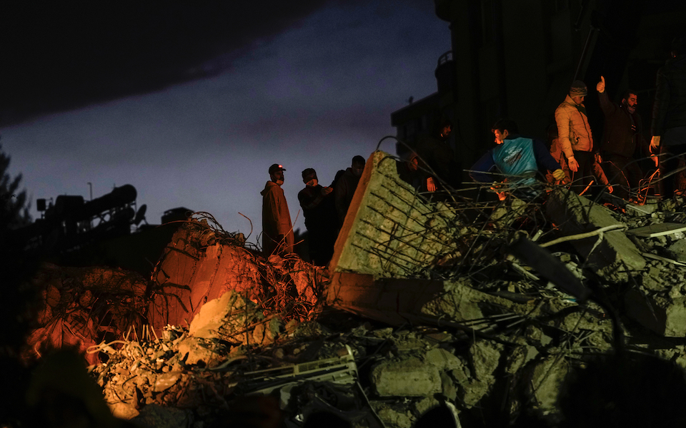 σεισμός-σε-τουρκία-και-συρία-μάχη-με-το-562267069