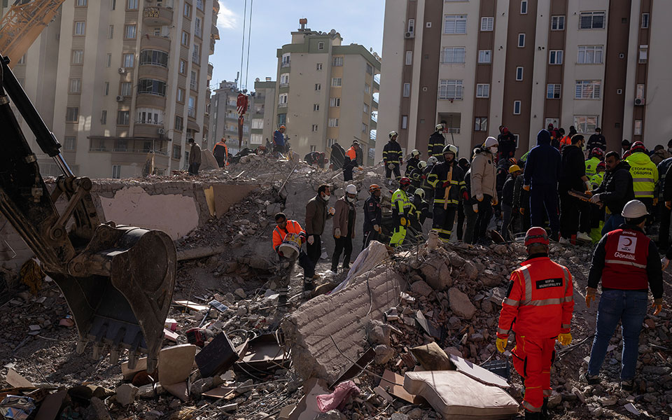 Σεισμός στην Τουρκία: Η ΕΜΑΚ απεγκλώβισε νεαρή γυναίκα – «Σας ευχαριστώ» είπε σε σπαστά ελληνικά-1