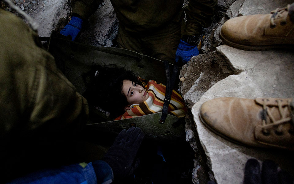 σεισμός-σε-τουρκία-συρία-μάχη-για-το-562270840