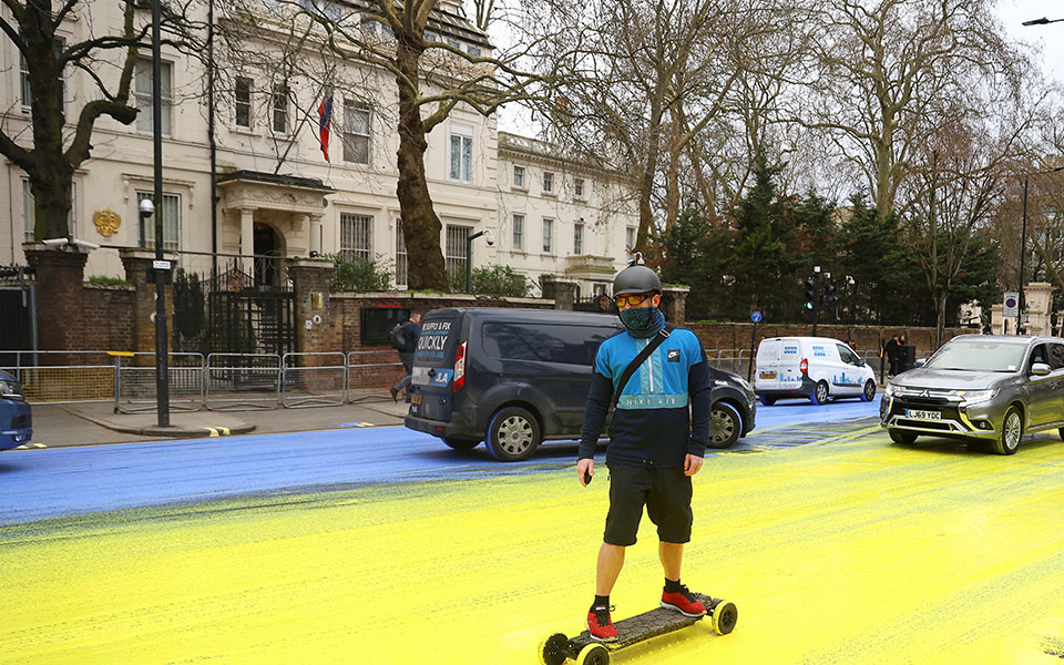 Λονδίνο: Μια τεράστια ουκρανική σημαία έξω από τη ρωσική πρεσβεία-3