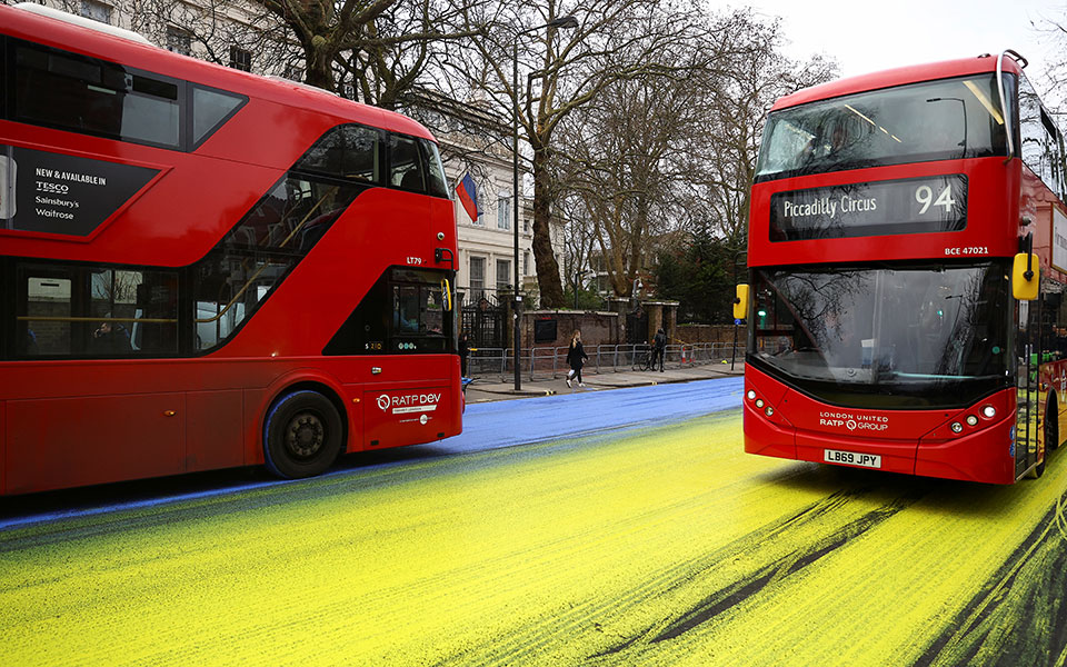 Λονδίνο: Μια τεράστια ουκρανική σημαία έξω από τη ρωσική πρεσβεία-2