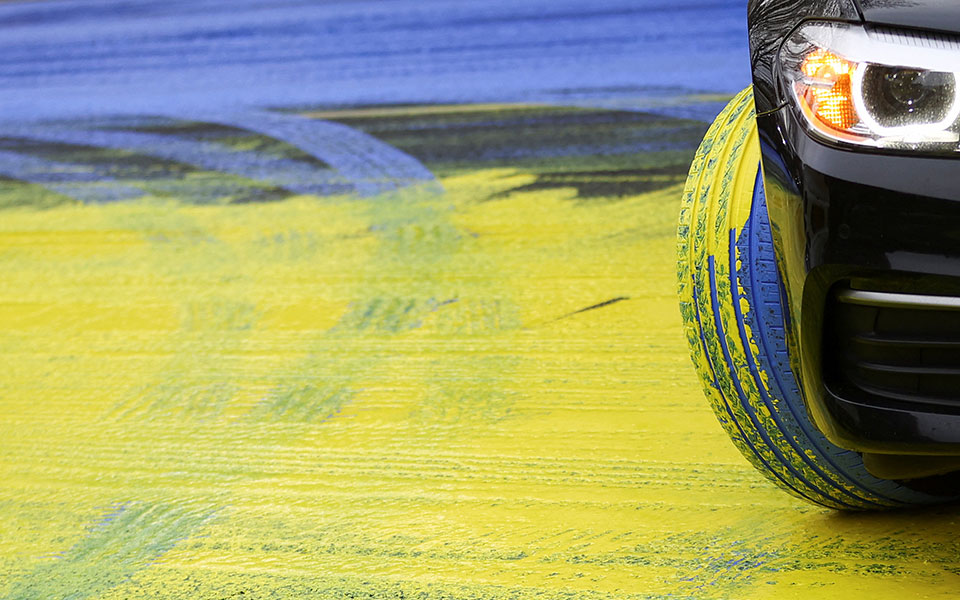 Λονδίνο: Μια τεράστια ουκρανική σημαία έξω από τη ρωσική πρεσβεία-5