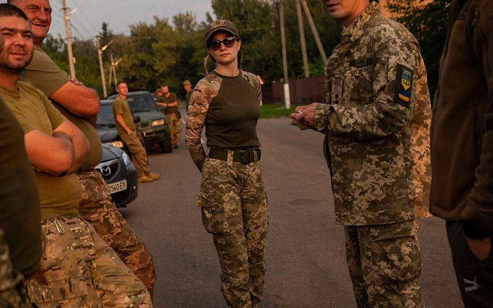 Ουκρανία: Από δασκάλα, στο μέτωπο της μάχης – «Διαβάζω παιδικά βιβλία στη διμοιρία μου»-1