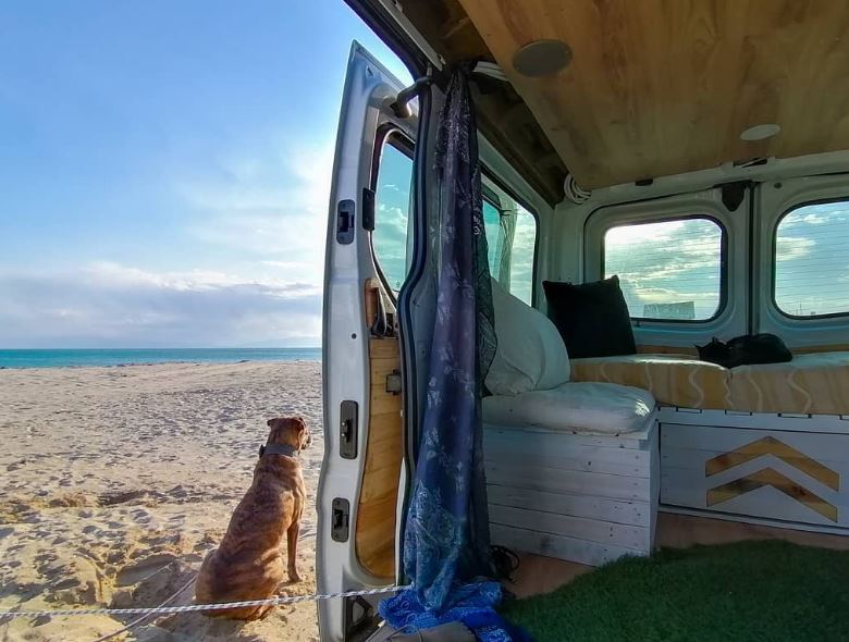 Από ένα διαμέρισμα της Μυκόνου στο Vanlife-1