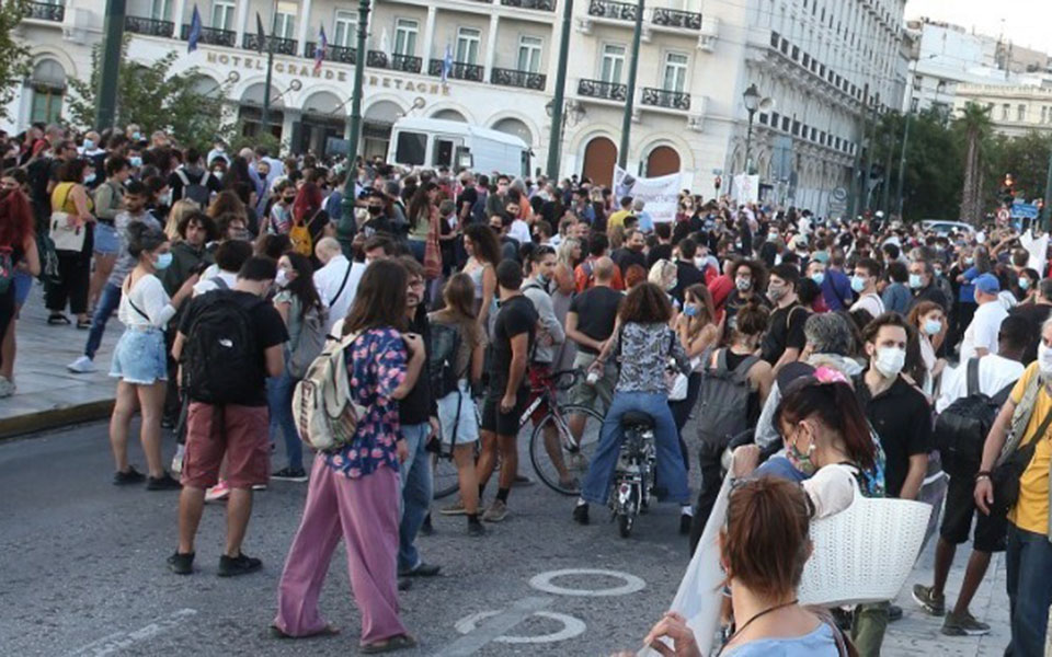 ποθα-η-κυα-αντιμετωπίζει-τους-καλλιτέ-562292065