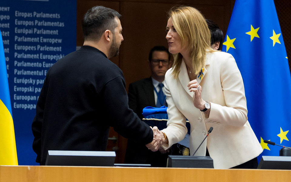 μίνι-αναστάτωση-από-ανάρτηση-συμβούλ-562270744