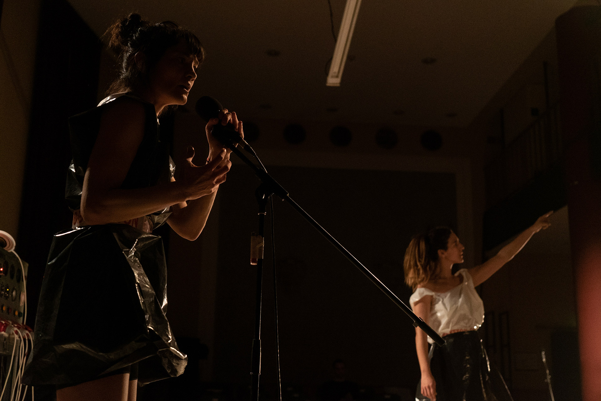 ΑΛΓΟ-ΡΥΘΜΟΣ, μια σουρεαλιστική περιπλάνηση μνήμης στο Φουαγιέ της ΕΜΣ-1