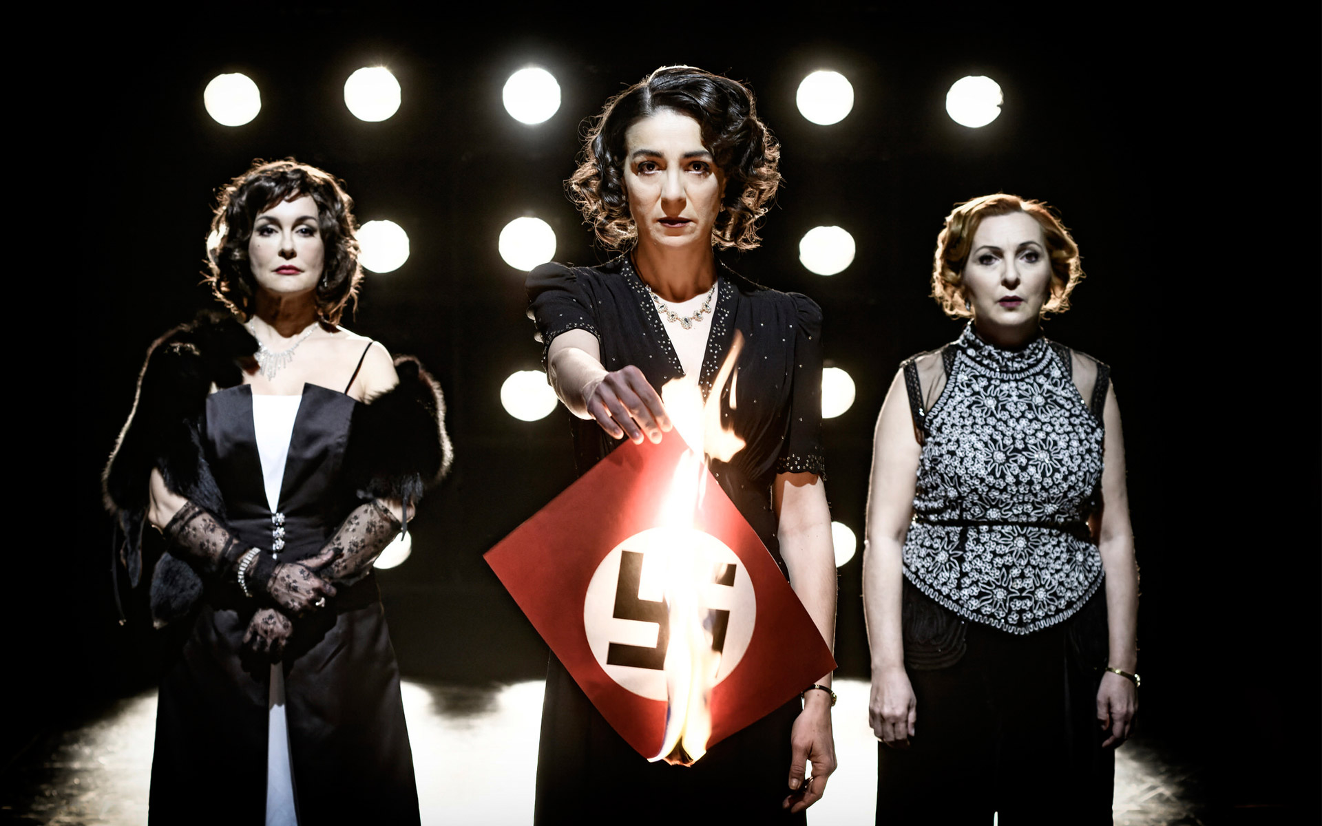 ένα-σπίτι-φωτεινό-σαν-μέρα-του-τόνυ-562347448