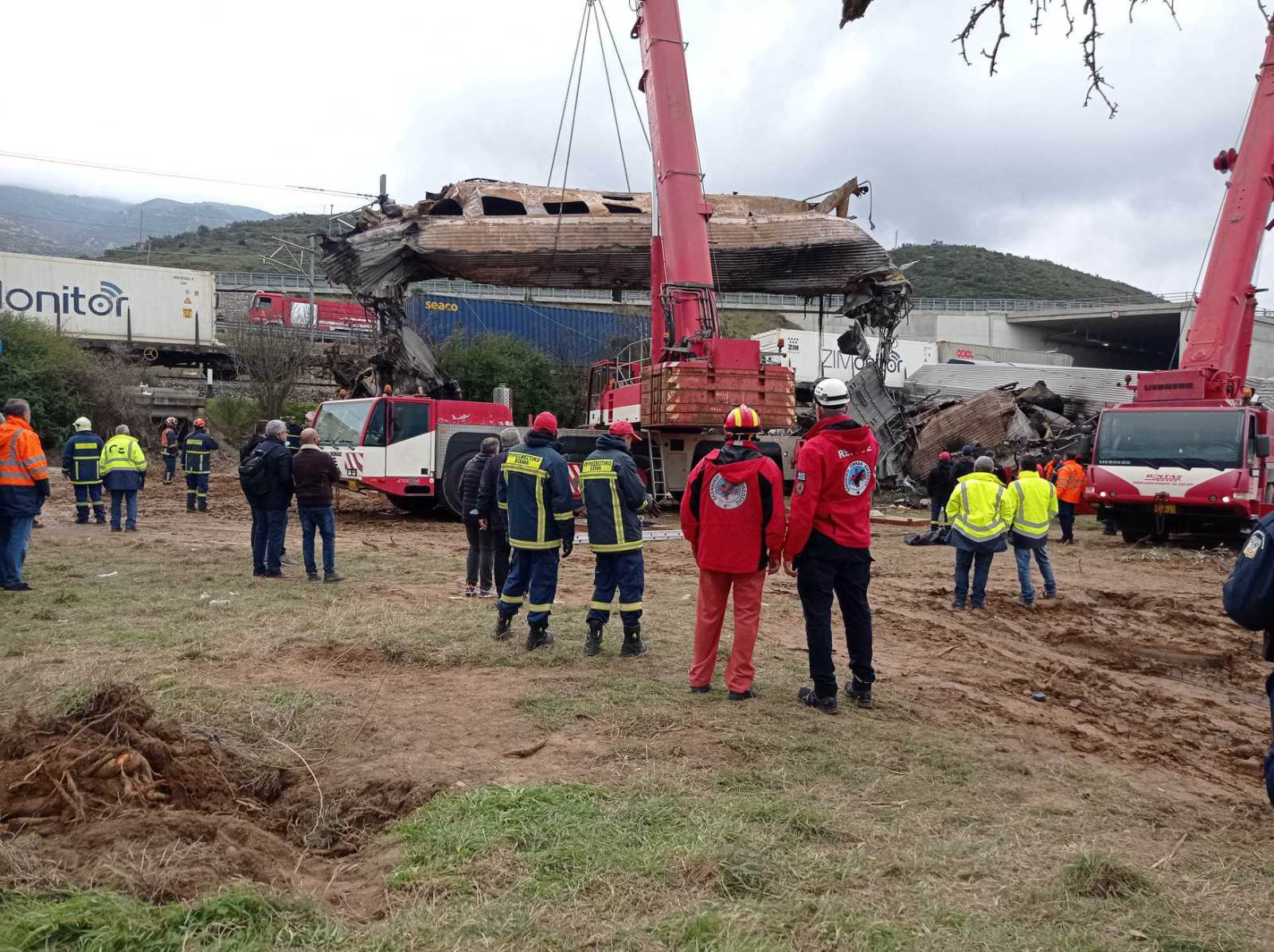Τραγωδία στα Τέμπη: «Νιώσαμε ότι βγάζουμε τα παιδιά μας» λένε διασώστες στην «Κ»-2