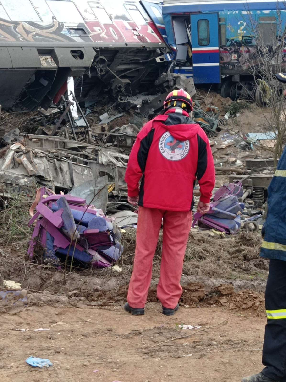 Τραγωδία στα Τέμπη: «Νιώσαμε ότι βγάζουμε τα παιδιά μας» λένε διασώστες στην «Κ»-4