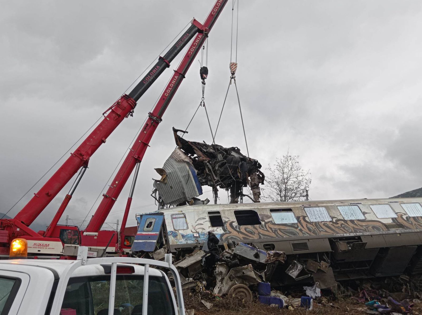 Τραγωδία στα Τέμπη: «Νιώσαμε ότι βγάζουμε τα παιδιά μας» λένε διασώστες στην «Κ»-3