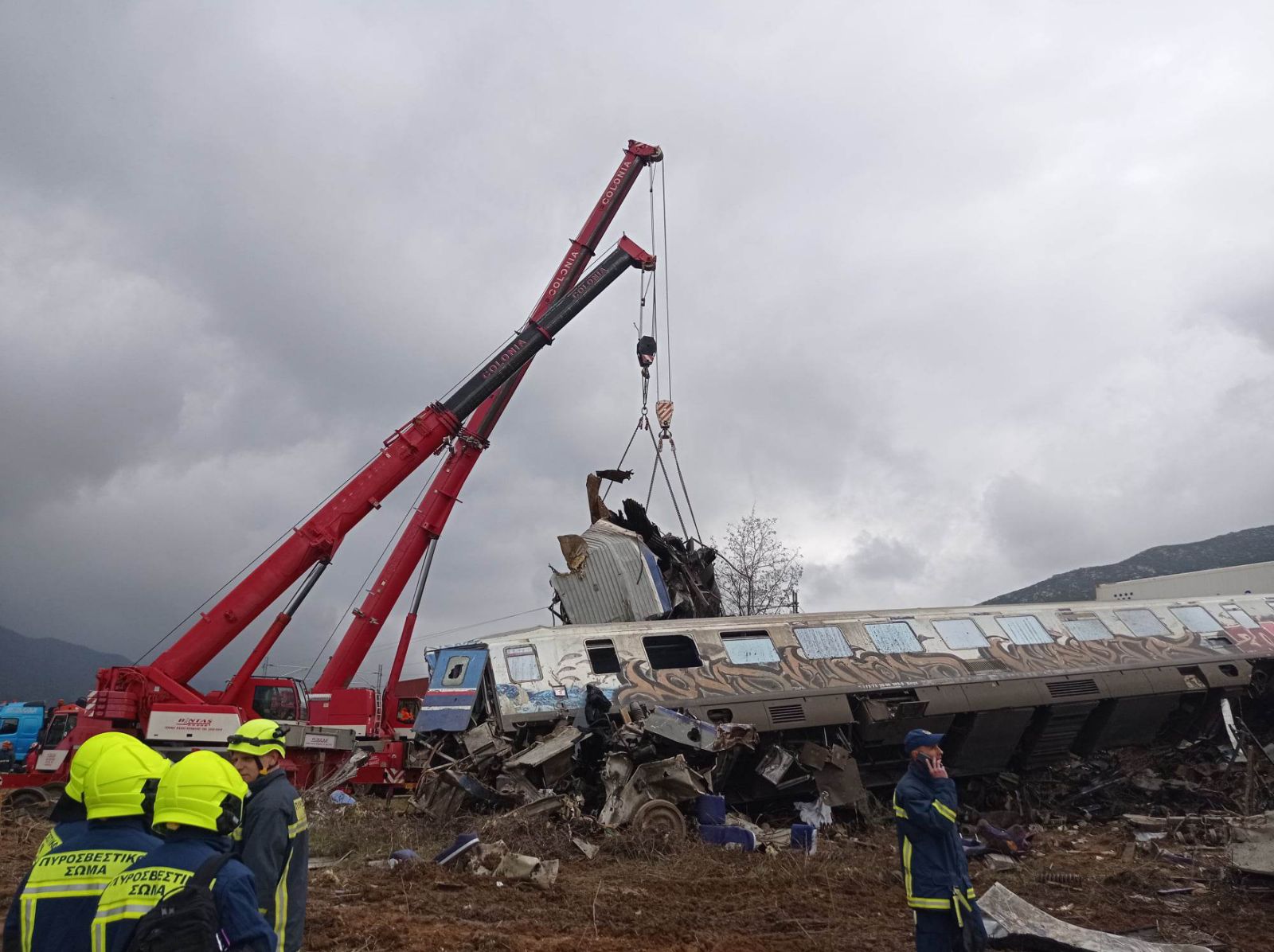 Τραγωδία στα Τέμπη: «Νιώσαμε ότι βγάζουμε τα παιδιά μας» λένε διασώστες στην «Κ»-1
