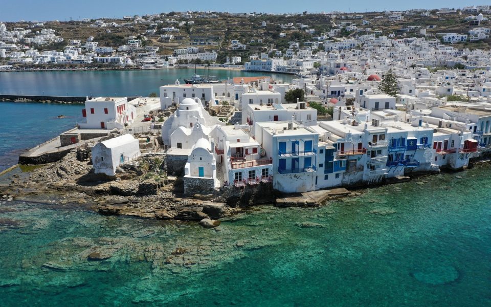 στο-έλεος-μαφίας-η-μύκονος-562318969