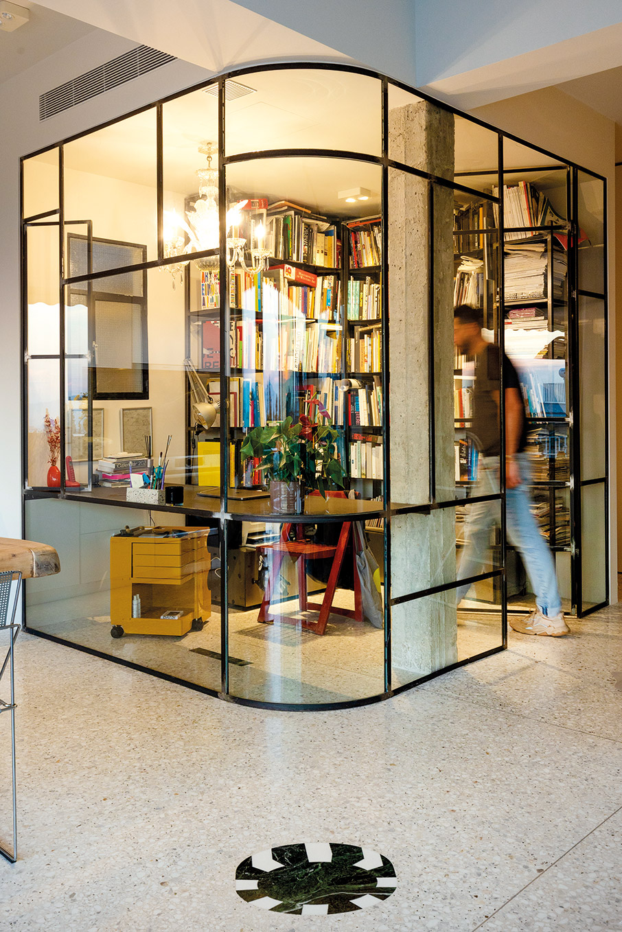 My Space: Το «εικαστικό» σπίτι του Βασίλη Παπαγεωργίου στου Γκύζη-5