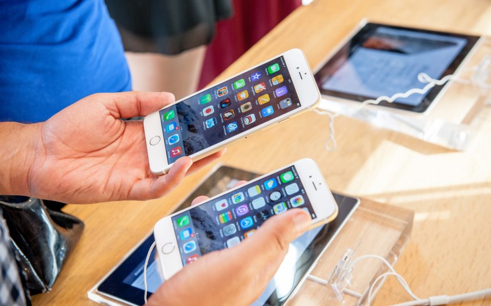 ο-εναγκαλισμός-αμερικανικών-κολοσσώ-562344805