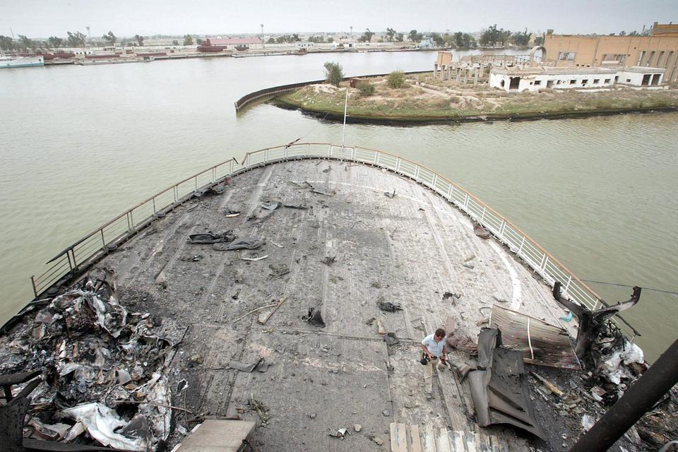 Al-Mansur: Το άλλοτε πολυτελές γιοτ του Σαντάμ Χουσεΐν πλέον ατραξιόν και στέκι ψαράδων-3