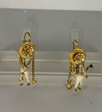 Το άγνωστο ειδώλιο, ο κρατήρας του 350 π.Χ. και η «νεολιθική οικογένεια»-1