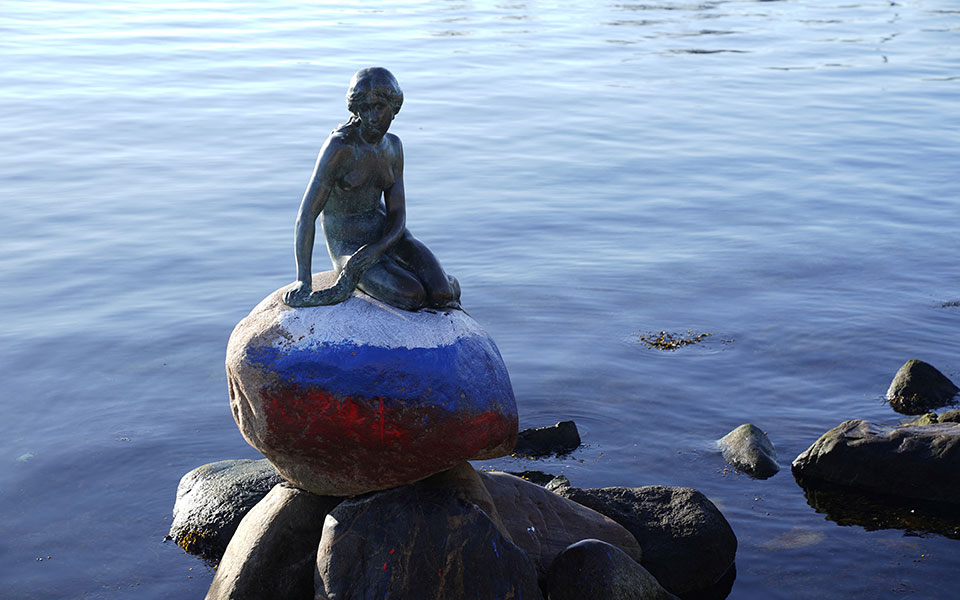 δανία-στόχος-βανδαλισμού-η-μικρή-γοργ-562302454