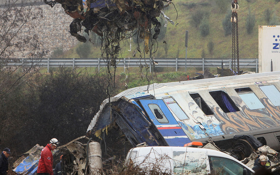 Τραγωδία στα Τέμπη: «Να μην αφήσουμε κανέναν μόνο του»-1