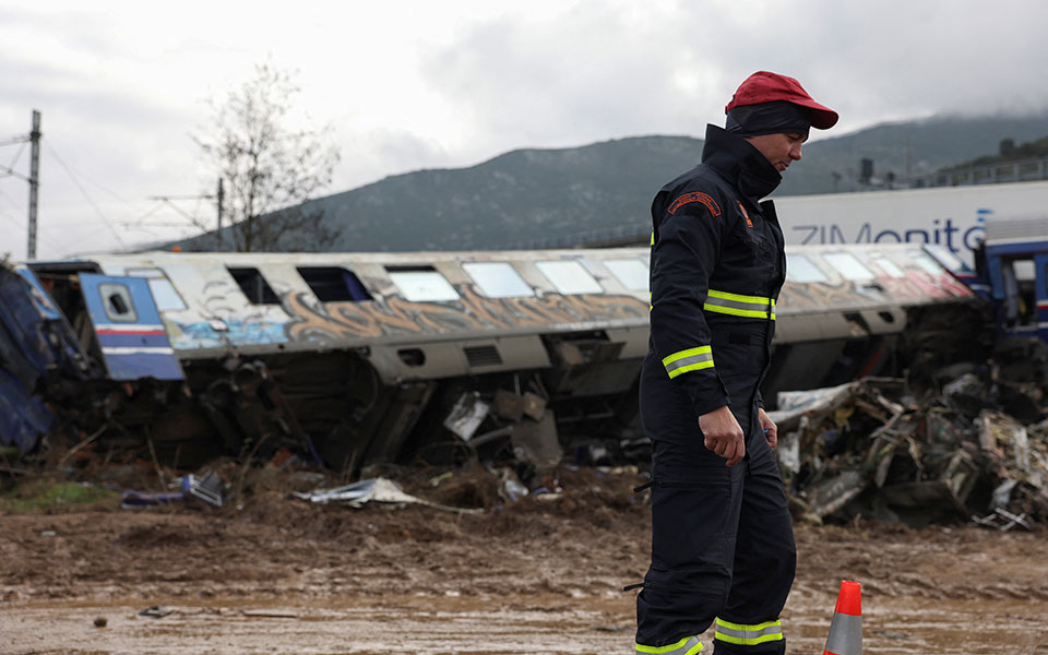 τραγωδία-στα-τέμπη-57-οι-νεκροί-εχουν-τ-562304521
