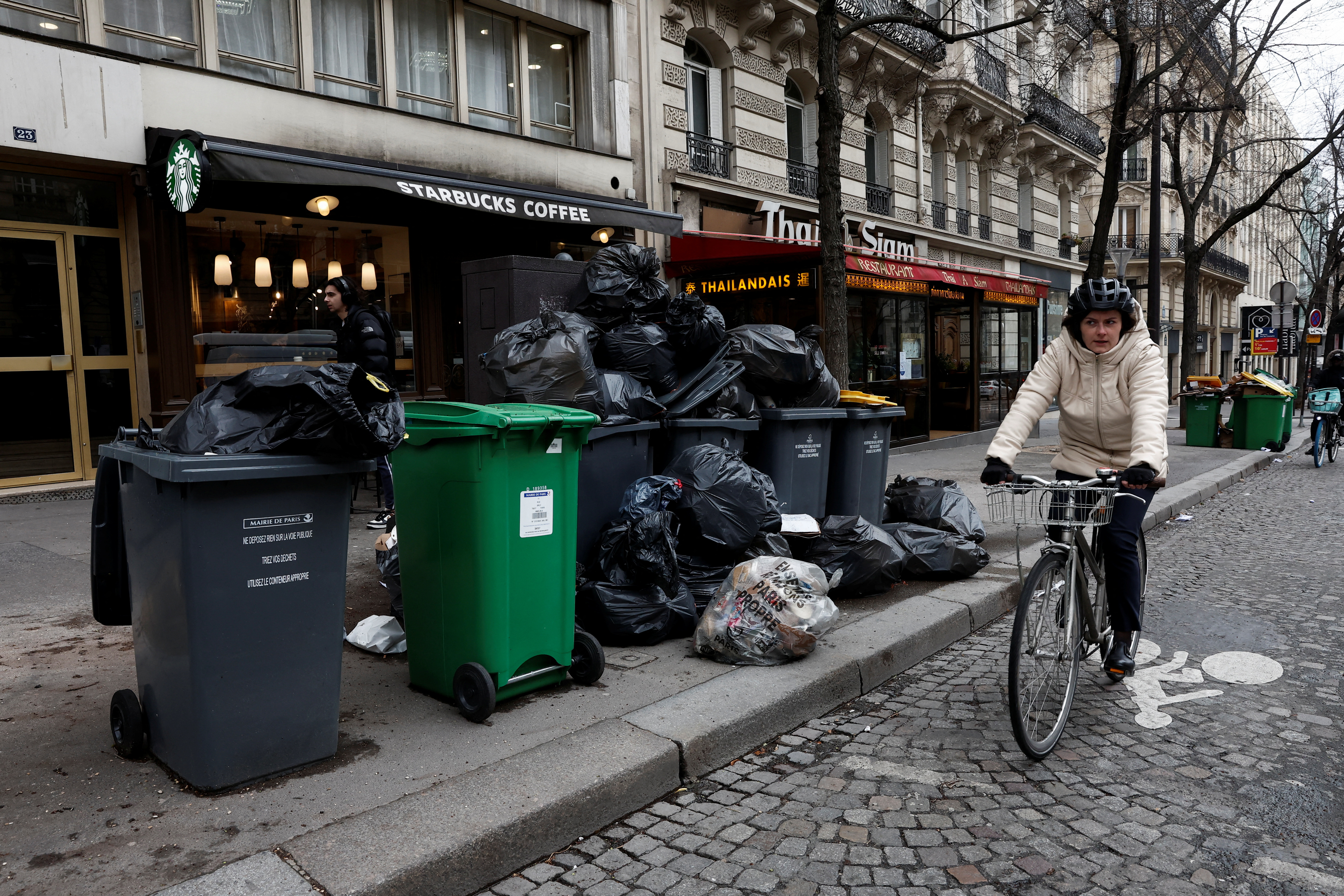 Γαλλία: Εβδομη ημέρα διαδηλώσεων – Προβλήματα σε διυλιστήρια, συγκοινωνίες, απορρίμματα-1