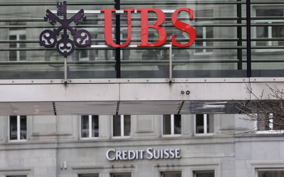 credit-suisse-ubs-ουάσιγκτον-και-λονδίνο-χαιρετίζ-562330294