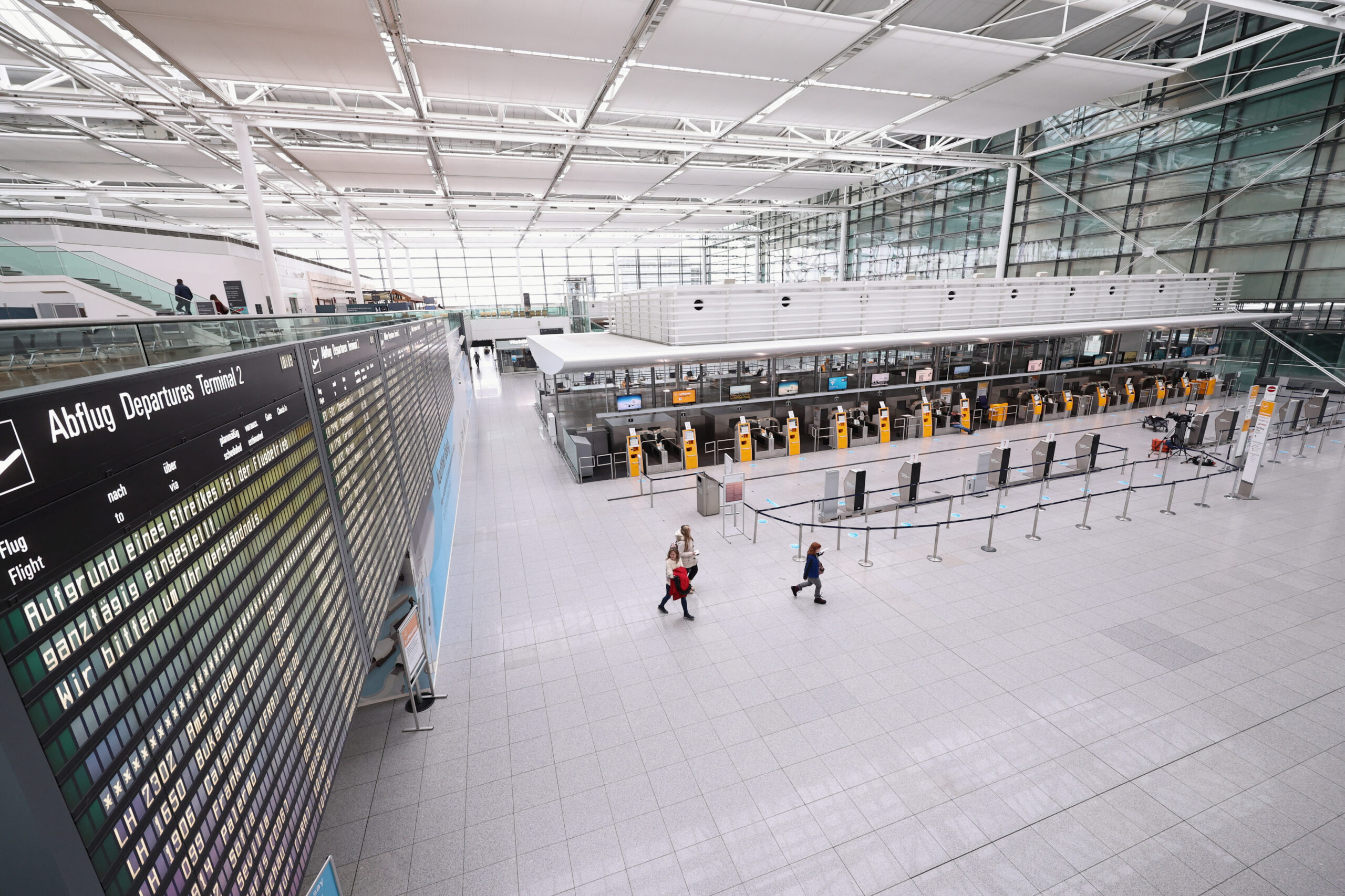 πρωτοφανείς-απεργίες-παρέλυσαν-τη-γε-562340746