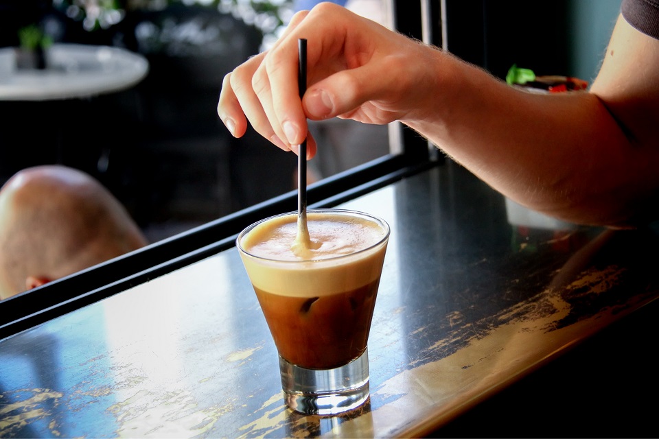 έρευνα-κόβουν-τον-καφέ-εκτός-σπιτιο-562340398