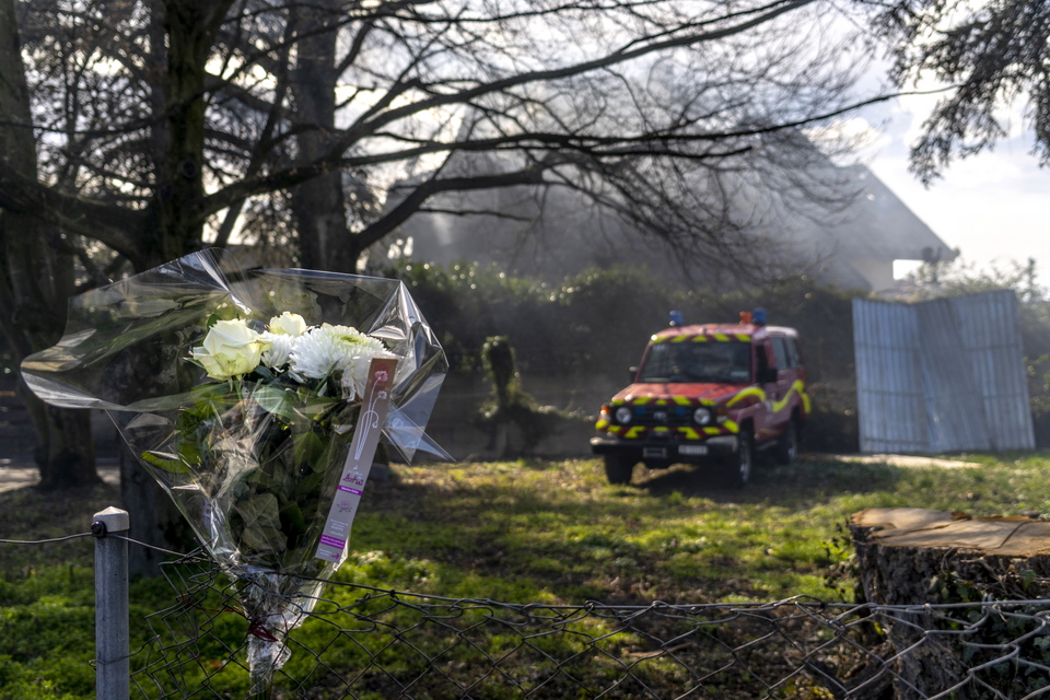 Ελβετία: Πέντε μέλη μιας οικογένειας βρέθηκαν νεκρά από σφαίρα μέσα στο καμένο σπίτι τους-2