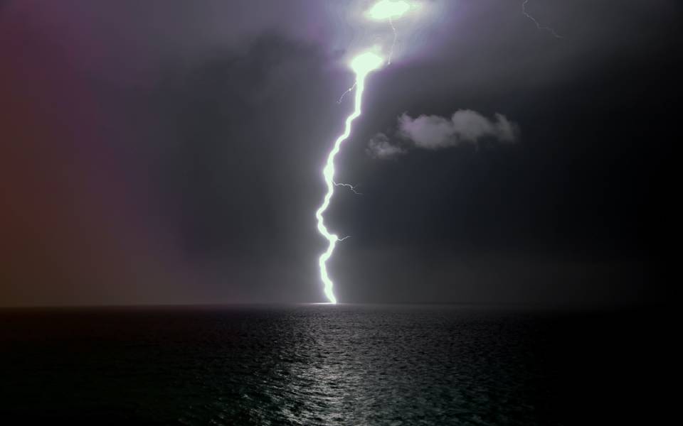 βροχερός-ο-καιρός-και-την-πέμπτη-πού-562324306