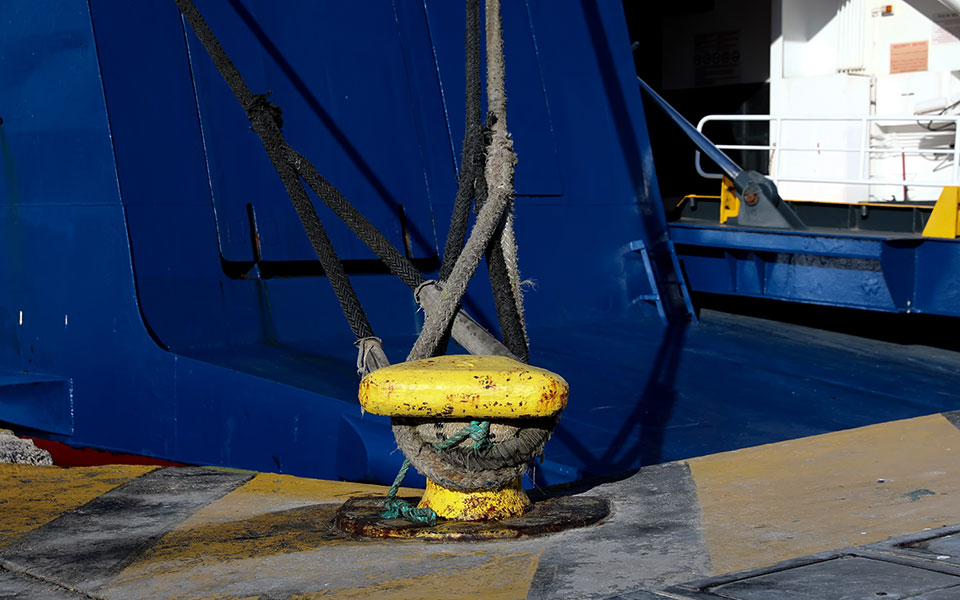 πνο-δεμένα-τα-πλοία-στον-πειραιά-την-τε-562308655