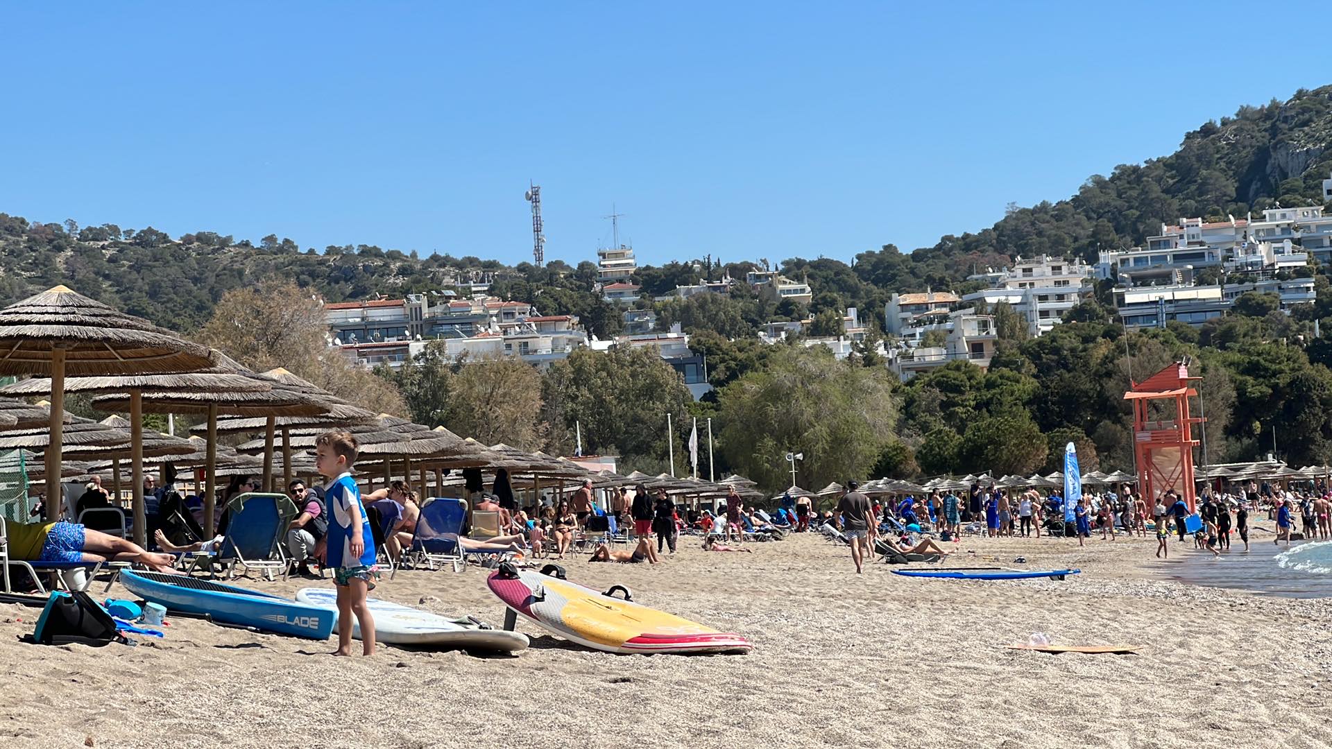 Γεμάτες οι παραλίες – Ξεκίνησαν από νωρίς τα μπάνια οι Αθηναίοι-4