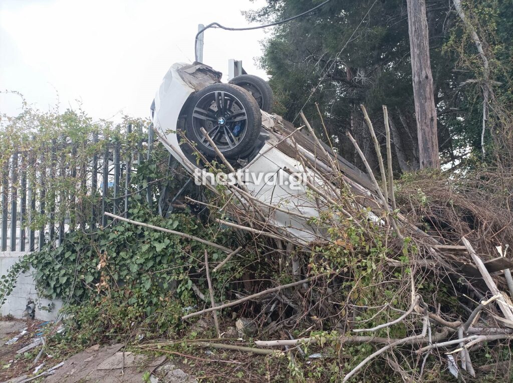 Θεσσαλονίκη: Αυτοκίνητο ανετράπη και έπεσε πάνω σε φράχτη (εικόνες)-1