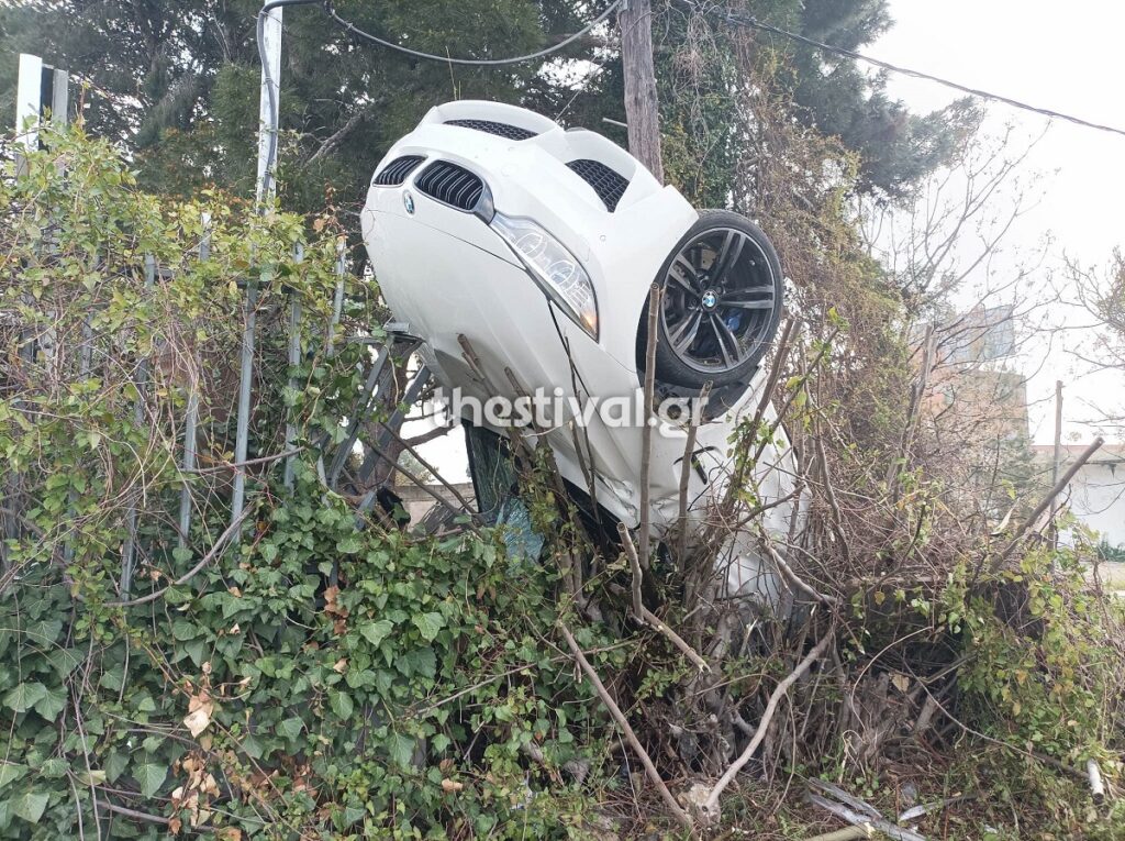 Θεσσαλονίκη: Αυτοκίνητο ανετράπη και έπεσε πάνω σε φράχτη (εικόνες)-2