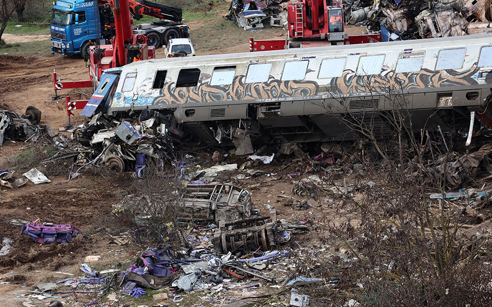 τραγωδία-στα-τέμπη-σάρωναν-το-σημείο-γ-562306996