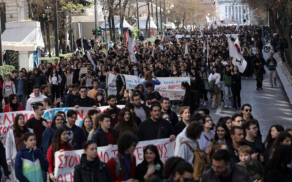 τραγωδία-στα-τέμπη-πορεία-μαθητών-και-562304638