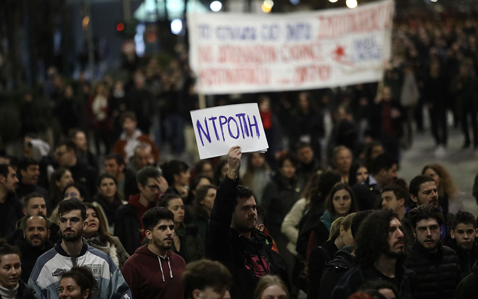 Σύνταγμα: Επεισόδια από κουκουλοφόρους αμαύρωσαν τη συγκέντρωση διαμαρτυρίας-9