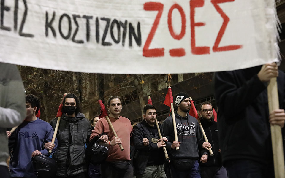 Σύνταγμα: Επεισόδια από κουκουλοφόρους αμαύρωσαν τη συγκέντρωση διαμαρτυρίας-10