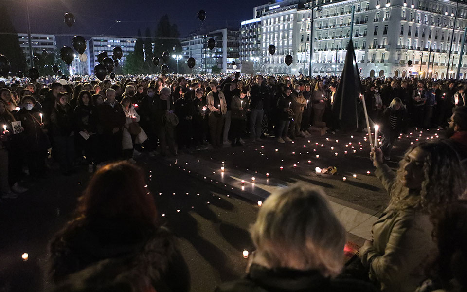 Σύνταγμα: Επεισόδια από κουκουλοφόρους αμαύρωσαν τη συγκέντρωση διαμαρτυρίας-8
