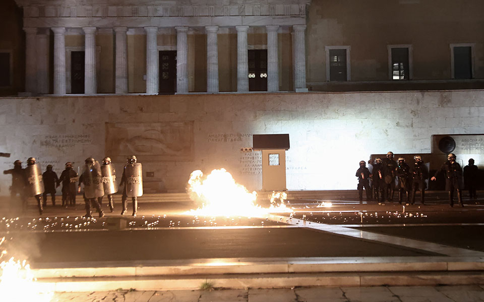 Σύνταγμα: Επεισόδια από κουκουλοφόρους αμαύρωσαν τη συγκέντρωση διαμαρτυρίας-3