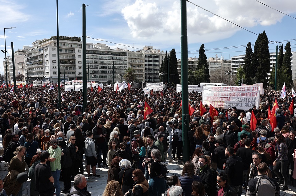 Επεισόδια στο Σύνταγμα κατά το συλλαλητήριο για τα Τέμπη-5