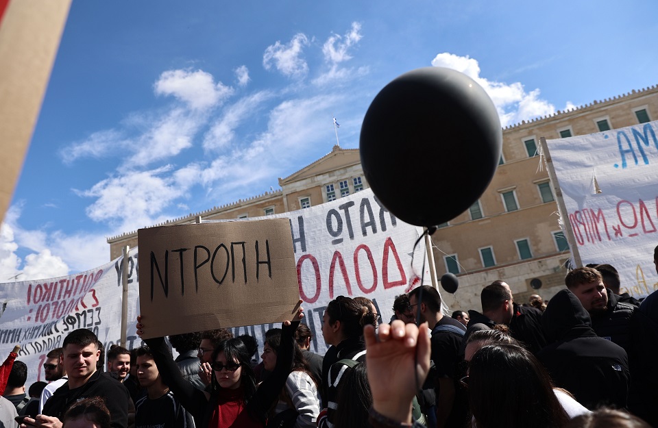 Επεισόδια στο Σύνταγμα κατά το συλλαλητήριο για τα Τέμπη-7