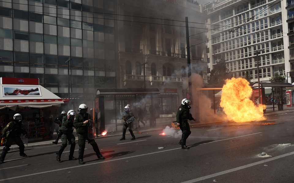 Επεισόδια στο Σύνταγμα κατά το συλλαλητήριο για τα Τέμπη-1