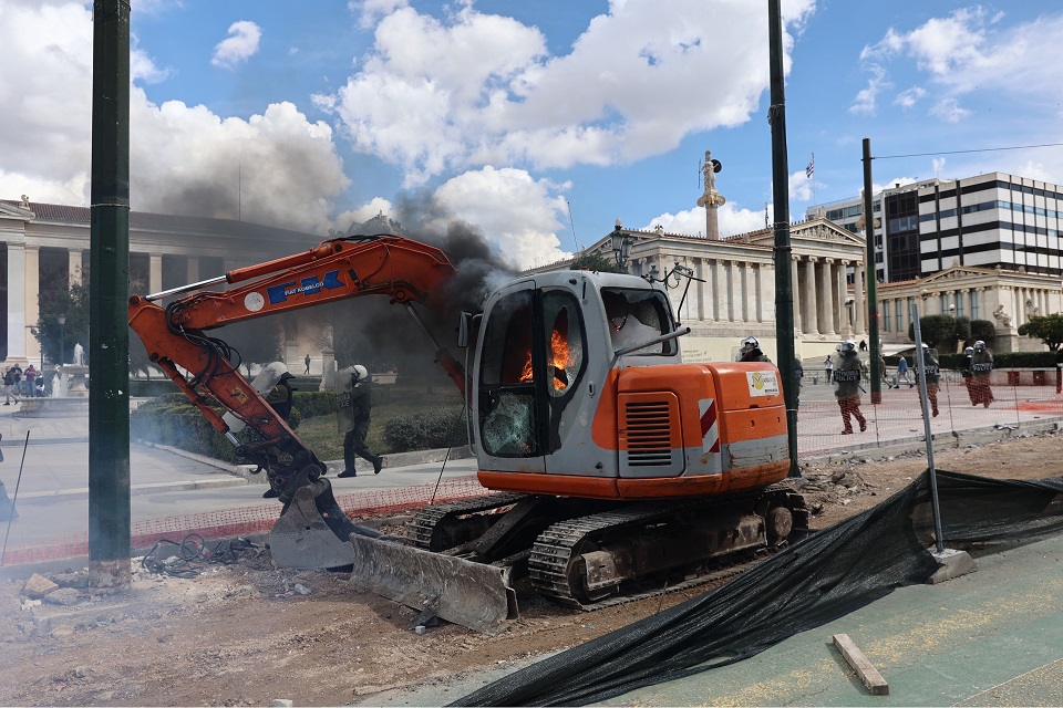 Επεισόδια στο Σύνταγμα κατά το συλλαλητήριο για τα Τέμπη-3