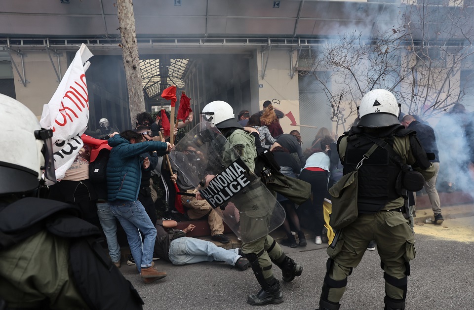 Επεισόδια στο Σύνταγμα κατά το συλλαλητήριο για τα Τέμπη-4