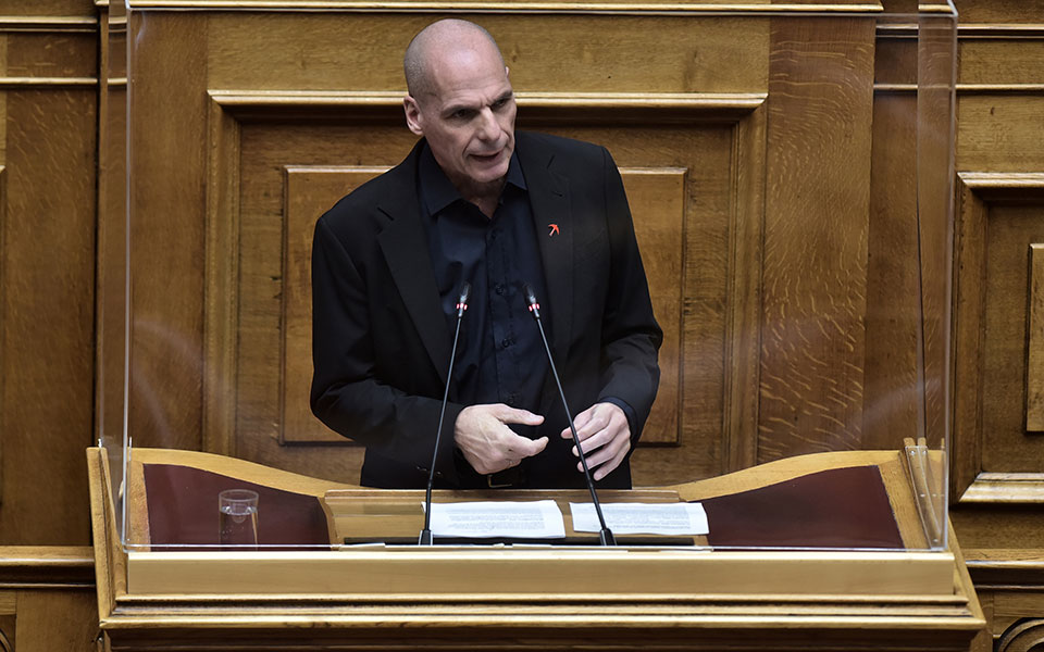 επιτέθηκαν-στον-γιάνη-βαρουφάκη-στα-ε-562317148