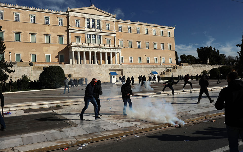 Μαζικές διαδηλώσεις για την τραγωδία στα Τέμπη – Βανδαλισμοί στο κέντρο της Αθήνας-18