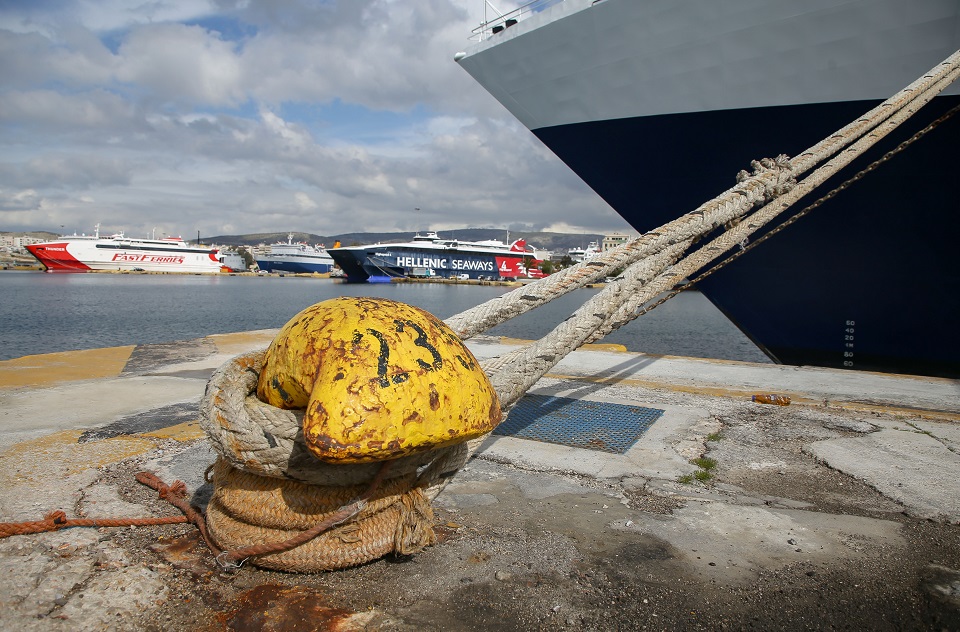 Επεισόδια στο κέντρο της Αθήνας μετά το συλλαλητήριο για τα Τέμπη-16