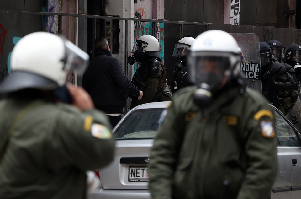 γουδή-επίθεση-με-μολότοφ-σε-υπηρεσία-τ-562343284