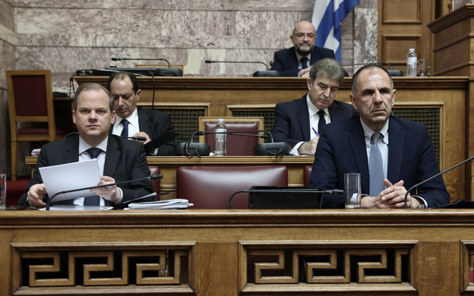 βουλή-η-συνεδρίαση-της-επιτροπής-θεσμ-562330528